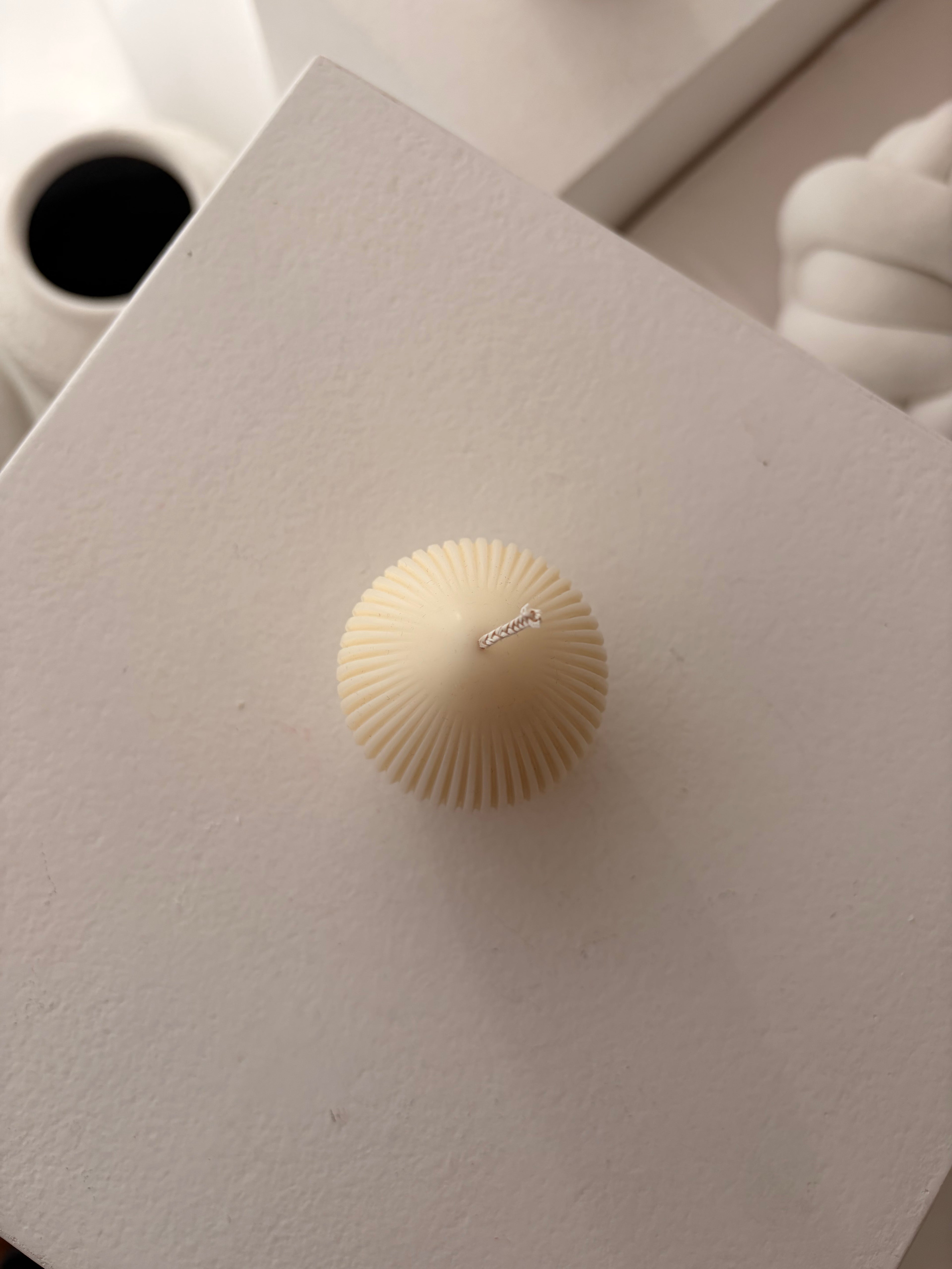 Ei Kerze mit Riffeln